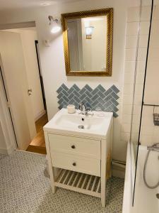 默东Appart 40m2 dans maison - Proche Paris的一间带水槽和镜子的浴室