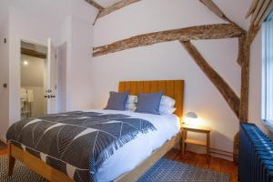 考文垂Coventry Historic Houses的一间卧室配有一张大床和木制床头板