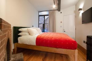 考文垂Coventry Historic Houses的一间卧室配有一张带红色毯子的床