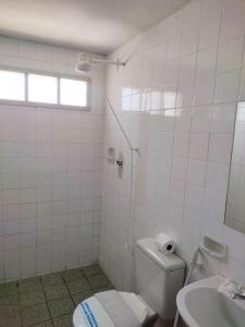 纳塔尔Santorini Praia Hotel的白色的浴室设有卫生间和水槽。