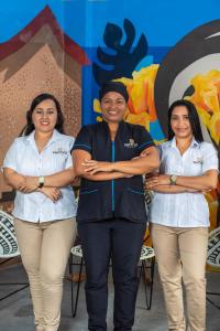 巴耶杜帕尔hotel nativo的三个女人和一个男人摆一张照片