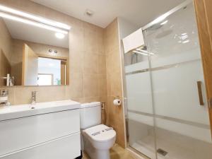 贝梅奥Apartamento PATXIKE con plaza de garaje的浴室配有卫生间、盥洗盆和淋浴。