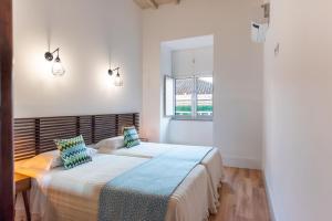 比索达雷加Feel Discovery Homes in Douro的一间卧室设有两张床和窗户。