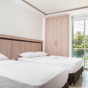 巴耶杜帕尔hotel nativo的卧室设有2张白色的床和窗户。