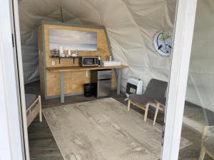 蒙蒂塞洛Canyon Rim Domes - A Luxury Glamping Experience!!的圆顶帐篷内带桌子和微波炉的客房