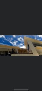 佩雷贝勒Baleau Villas Studio的一张背景天空的建筑图片