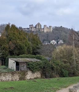 圣雷米·莱谢夫勒斯La Petite Maison的一座城堡,位于一座带绿地的山顶上