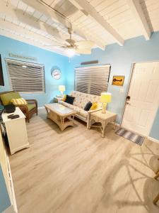 卡纳维拉尔角Cozy Canaveral Cottages的客厅配有沙发和桌子