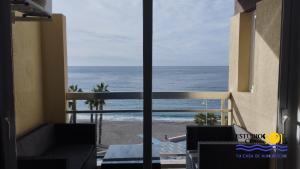 阿尔姆尼卡ESTUDIOS ChinaSOL的从酒店阳台可欣赏到海景