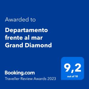 通苏帕Departamento frente al mar Grand Diamond的一部手机的屏幕,上面的文本被授予了全美的批评家