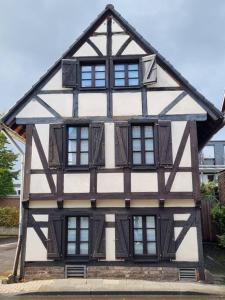 科隆altes romantisches Fachwerkhaus in Rheinnähe auch für Workation geeignet的黑色和白色的古老建筑