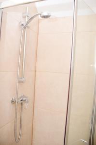 斯坦维尔1FG Dreams Unlimited Serviced Accommodation- Staines - Heathrow的浴室里设有玻璃门淋浴