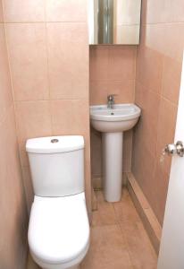 斯坦维尔1FG Dreams Unlimited Serviced Accommodation- Staines - Heathrow的一间带卫生间和水槽的浴室