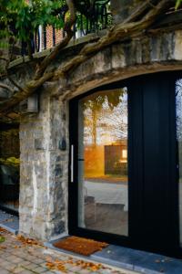 亨法尔Chambres d'hôtes Eucalyptus et Glycine的倒影在建筑物上的门