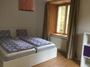 LangenbruckFerienwohnung Hof unterer Dürrenberg Langenbruck的窗户客房内的小床