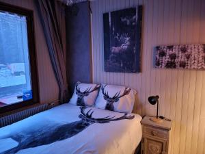 拉布雷斯RESIDENCE BELLE HUTTE COTÉ PISTES DE SKI 2的卧室配有一张带鹿的床铺,枕头上配有鹿