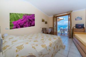 卡波利韦里Residential Hotel Villaggio Innamorata的一间卧室配有一张床,享有海景