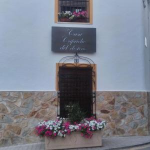 Casa Capricho del Destino的花房边的标志