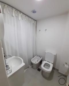 内乌肯Mono Neuquen的白色的浴室设有卫生间和水槽。