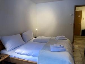 劳特布龙嫩Komfortabel, Perfekte Lage, neue Wohnung, gratis P的一间卧室配有一张床,上面有两条毛巾