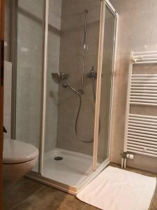 劳特布龙嫩Komfortabel, Perfekte Lage, neue Wohnung, gratis P的浴室里设有玻璃门淋浴