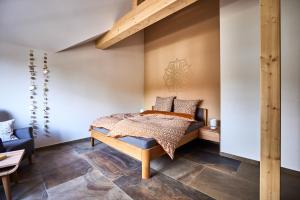 奥芬堡Biopension Satya的一间卧室设有一张床和一个楼梯