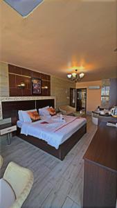 亚喀巴Al-Naher Al-Khaled Hotel的一间卧室,卧室内配有一张大床
