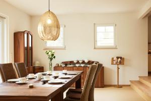 奥芬堡Biopension Satya的一间带木桌和椅子的用餐室