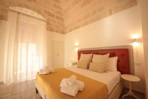 莫诺波利索诺博卡1822酒店的一间卧室配有带毛巾的床