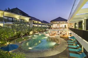 勒吉安Away Bali Legian Camakila Resort的夜间在度假村的室内游泳池