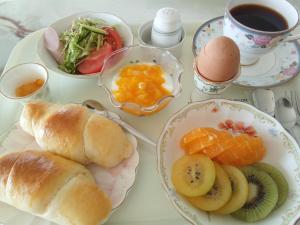 EsumiCafe panorama - Vacation STAY 96734v的餐桌,早餐盘和咖啡盘