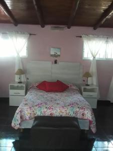 马拉圭Nuestro Hogar的一间卧室设有一张大床和两个窗户。