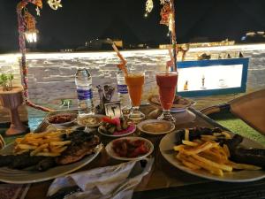 开罗PYRAMIDS TOP IN的一张桌子,上面放着食物和饮料