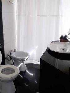 圣萨尔瓦多德朱Casa kukycita的白色的浴室设有卫生间和水槽。