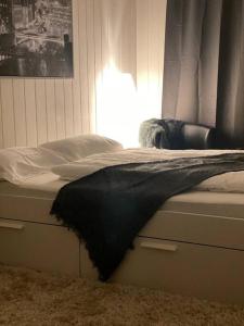 肯彭Cosy Studio in Kempen的床上有一条黑色毯子