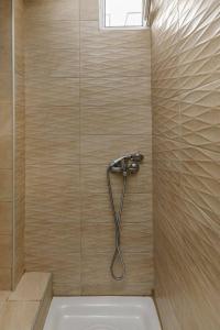 卡利塞亚-豪客迪克斯studio kallithea的浴室内配有淋浴和头顶淋浴