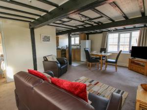 南特威奇Mill End的客厅配有沙发和桌子