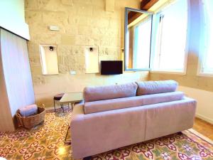 瓦莱塔Port 531 Savynomad Harbour Residences Valletta wow Views的客厅配有沙发和桌子