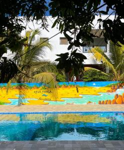 索蒙keur manga的度假村的游泳池,人们在里面游泳