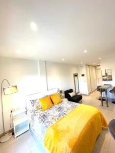 直布罗陀Gibraltar Central Suites的一间卧室配有一张带黄色床单的大床
