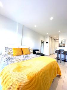 直布罗陀Gibraltar Central Suites的一间卧室配有一张黄色毯子床
