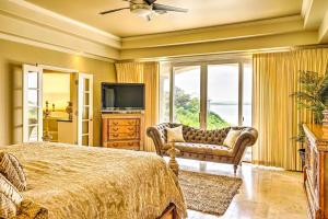 德尔里奥Luxury Del Rio Home with Pool and Lake Views!的一间卧室配有一张床、一张沙发和一台电视