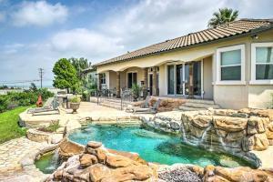德尔里奥Luxury Del Rio Home with Pool and Lake Views!的庭院内带瀑布的游泳池