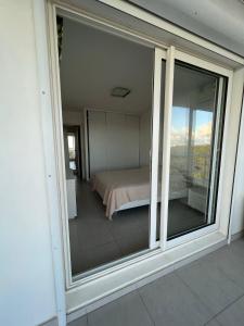 舍尔谢Appartement de standing vue mer的滑动玻璃门享有卧室的景致