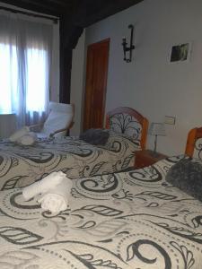SotoserranoHotel Rural Sierra de Francia的一间卧室配有两张床,床上有毯子