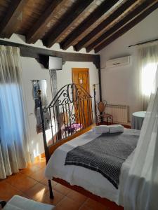 SotoserranoHotel Rural Sierra de Francia的一间卧室,卧室内配有一张大床