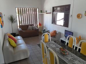 马塞约Casa de Praia Veraneio的客厅配有桌子和沙发