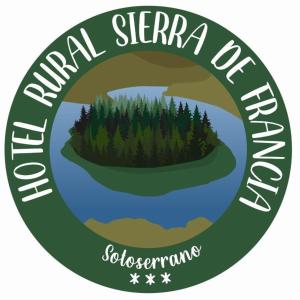 SotoserranoHotel Rural Sierra de Francia的绿色圆环标志,有河流和树木