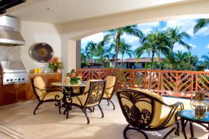 维雷亚Wailea Beach Villas的一个带桌椅的庭院和一个阳台