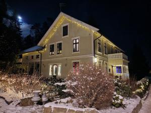 VidnesDet Gamle Meieriet的一间大房子,晚上有圣诞灯